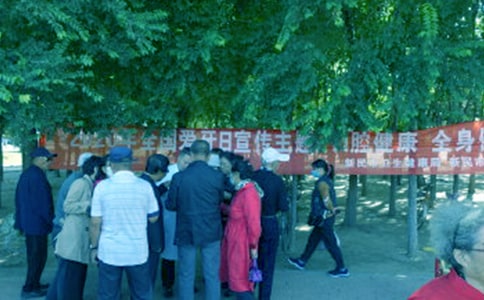 �����ս�(j��ng)����Ĭ��Ц��ף���Z(y��)70��
